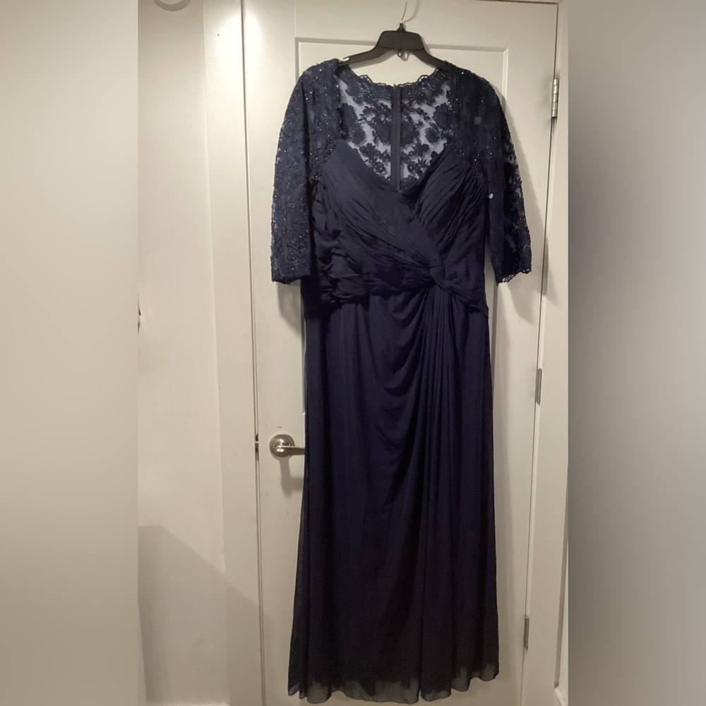 NWOT La Femme‎ Size 20 Ruched V-Neck Column Gown - Picture 3 of 8